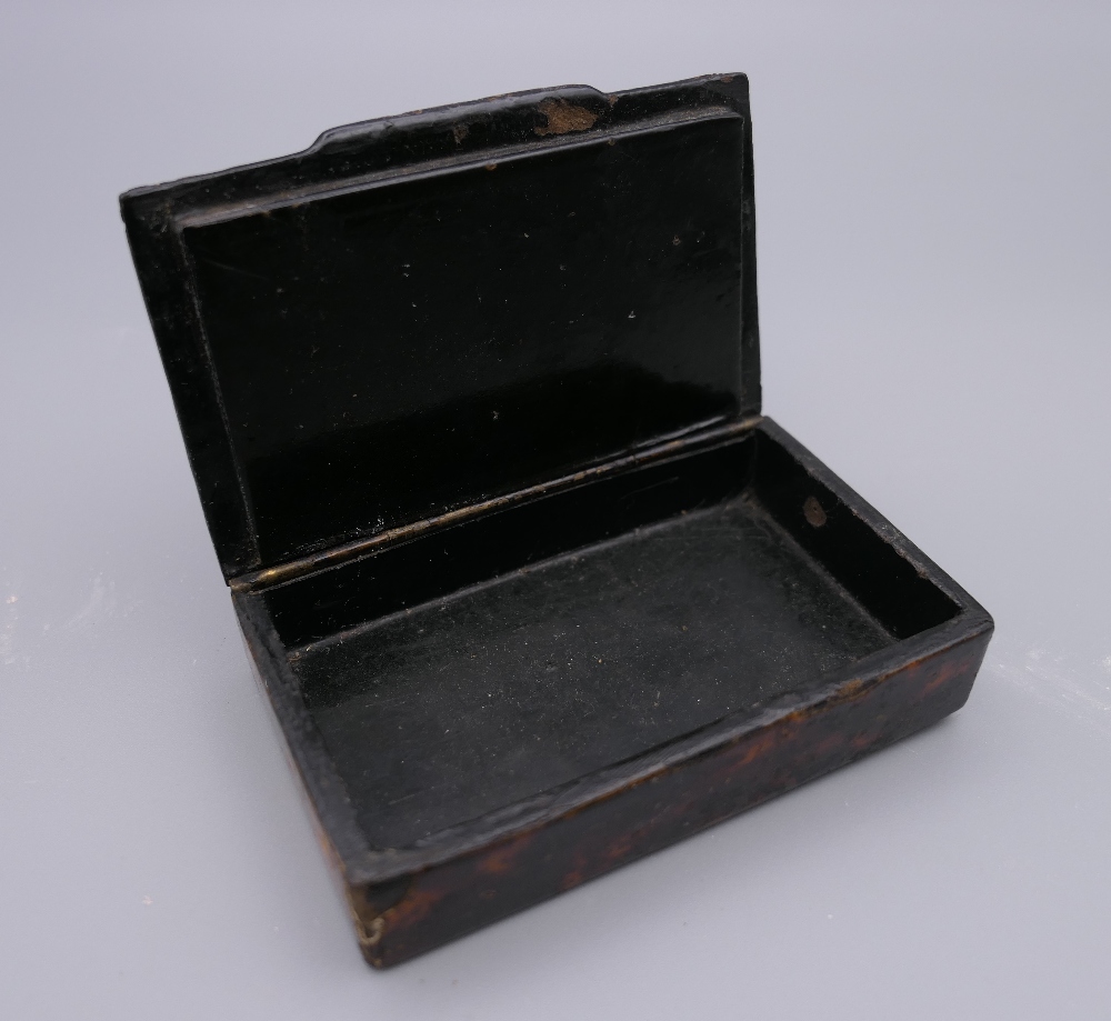 A small quantity of miscellaneous items, including a snuffbox, compacts, etc. - Image 13 of 14