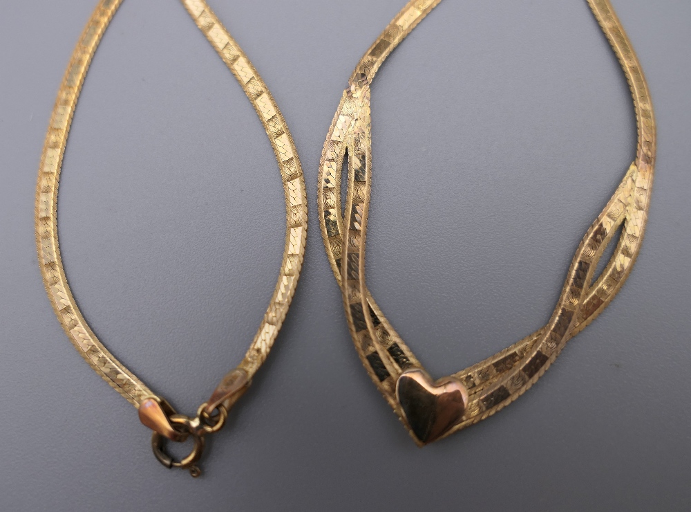 A 9 ct gold snake herringbone necklace. 40 cm long. 3 grammes. - Image 3 of 3
