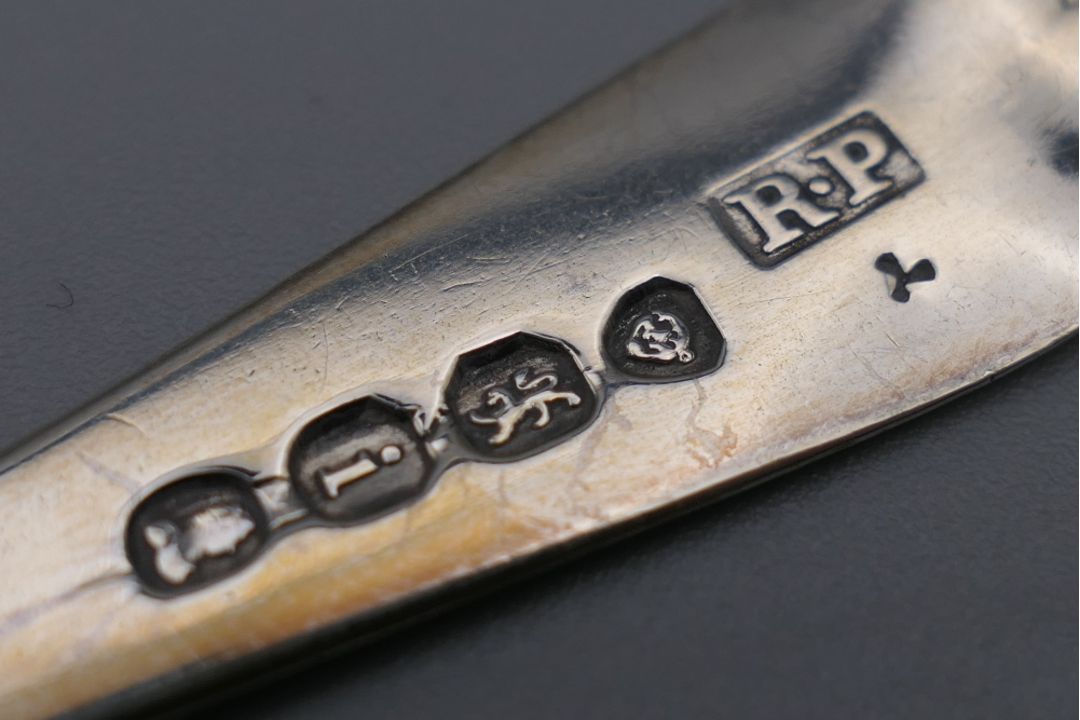 An Asprey silver toast rack , a silver handled button hook and a silver teaspoon. - Image 9 of 15