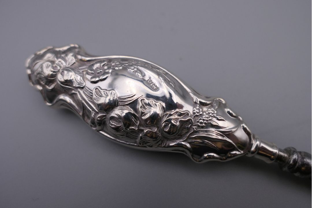 An Asprey silver toast rack , a silver handled button hook and a silver teaspoon. - Image 11 of 15
