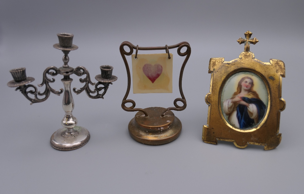 A small quantity of miscellaneous items, including a snuffbox, compacts, etc. - Image 2 of 14