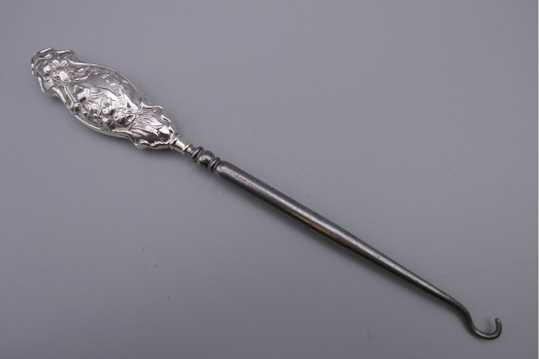 An Asprey silver toast rack , a silver handled button hook and a silver teaspoon. - Image 10 of 15