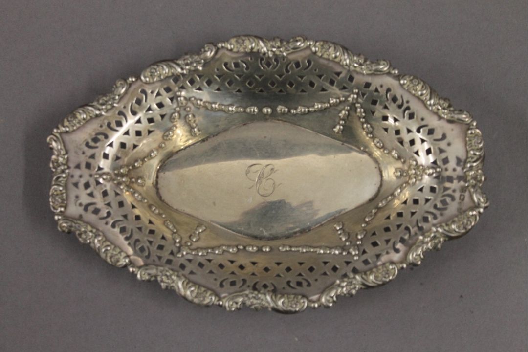 A pair of pierced silver bon bon dishes. Each 21 cm wide. 6.1 troy ounces. - Image 3 of 5