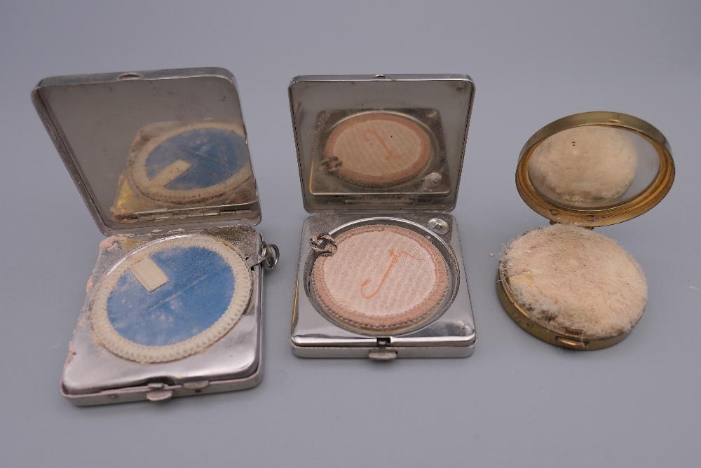 A small quantity of miscellaneous items, including a snuffbox, compacts, etc. - Image 6 of 14