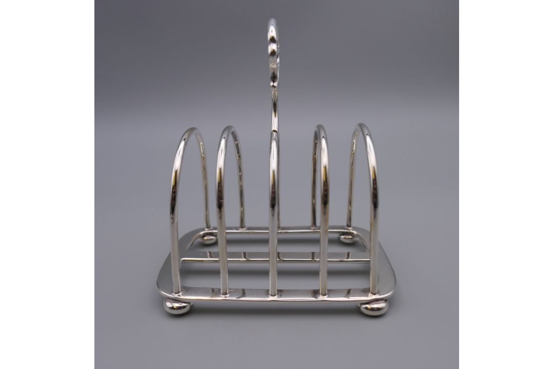 An Asprey silver toast rack , a silver handled button hook and a silver teaspoon. - Image 4 of 15