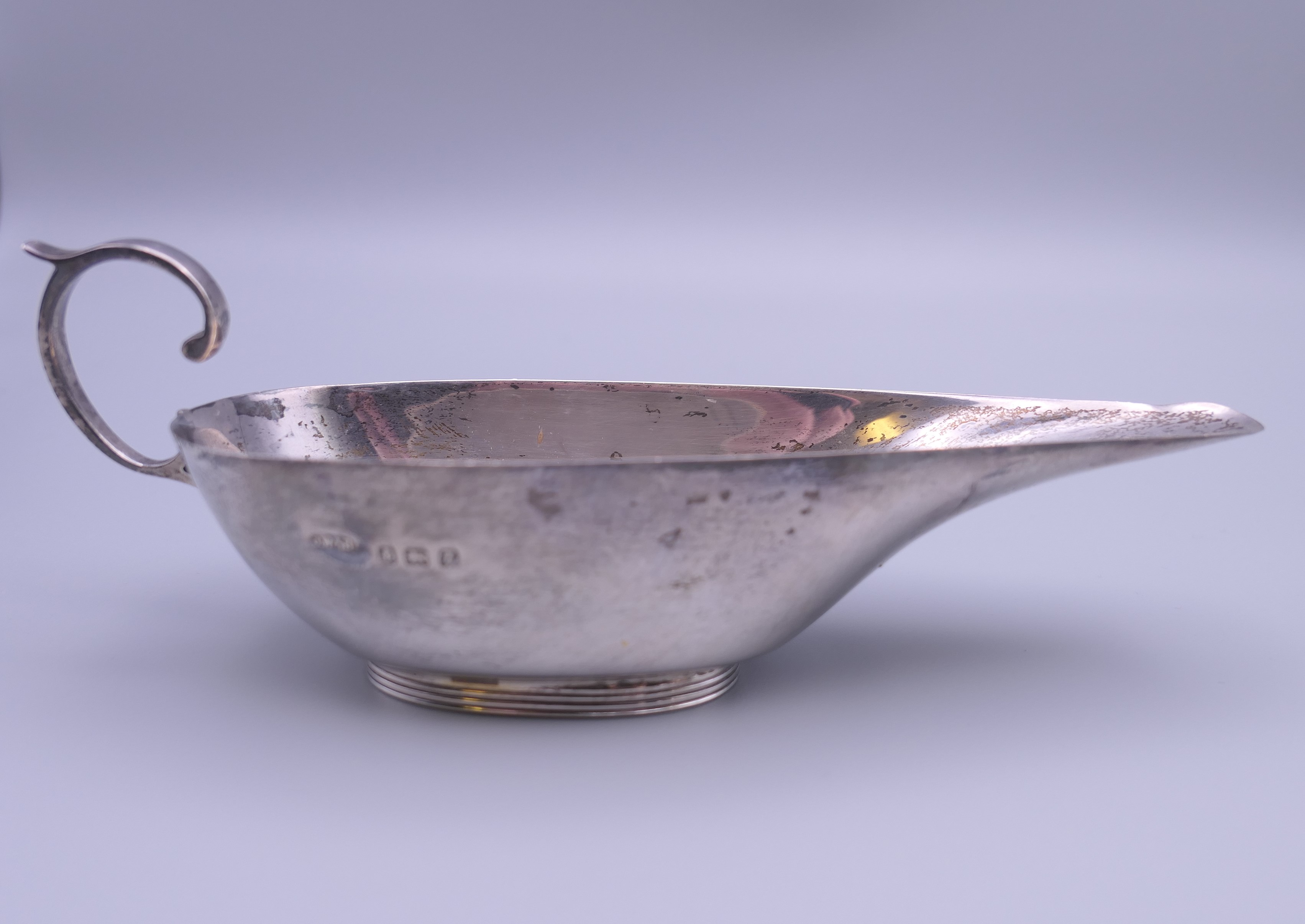Two pairs of silver sauce boats and a cream jug. The largest sauce boat 15.5 cm wide. 13. - Image 7 of 13