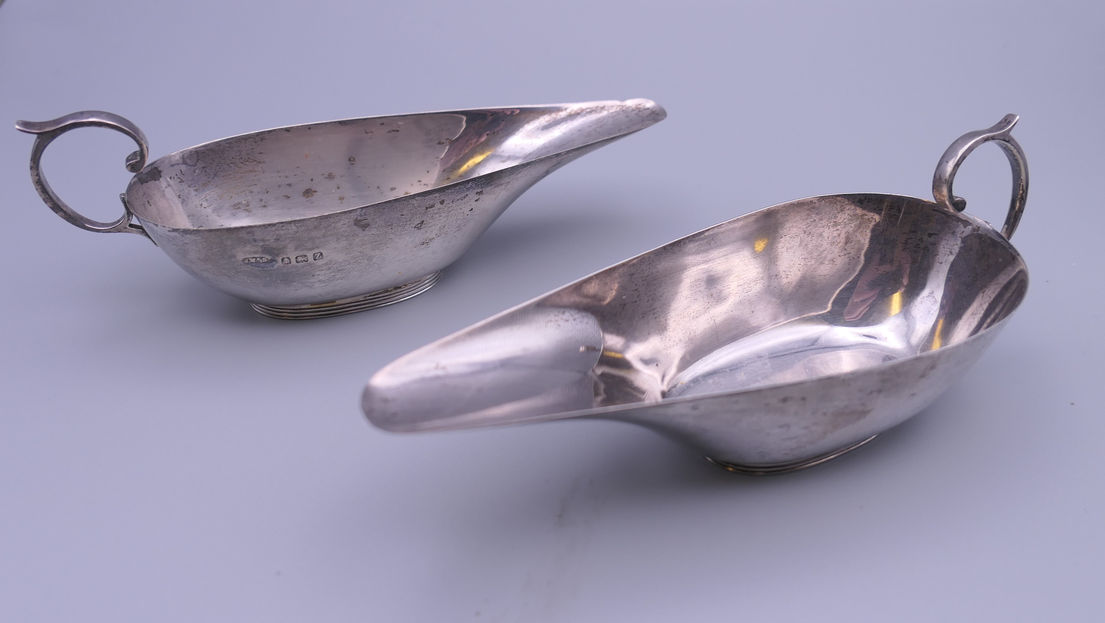 Two pairs of silver sauce boats and a cream jug. The largest sauce boat 15.5 cm wide. 13. - Image 6 of 13