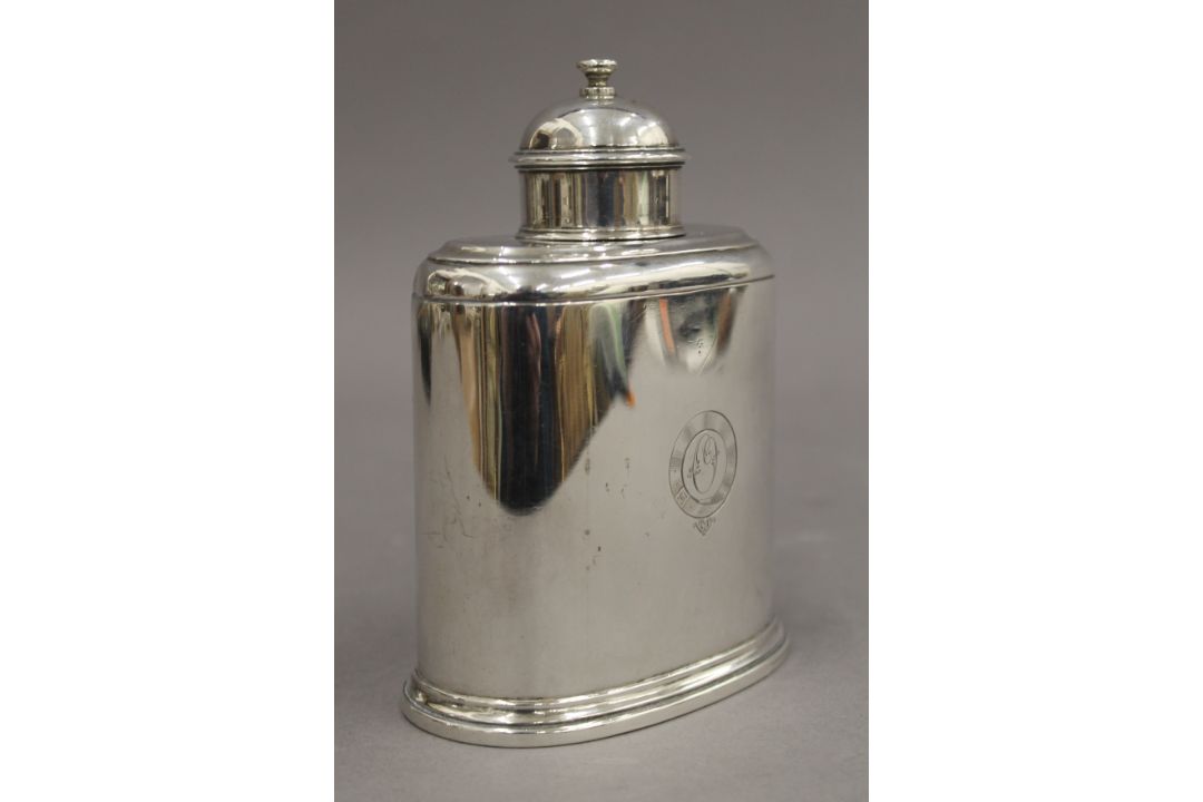 A silver tea canister. 12.5 cm high. 7.5 troy ounces. - Image 2 of 4