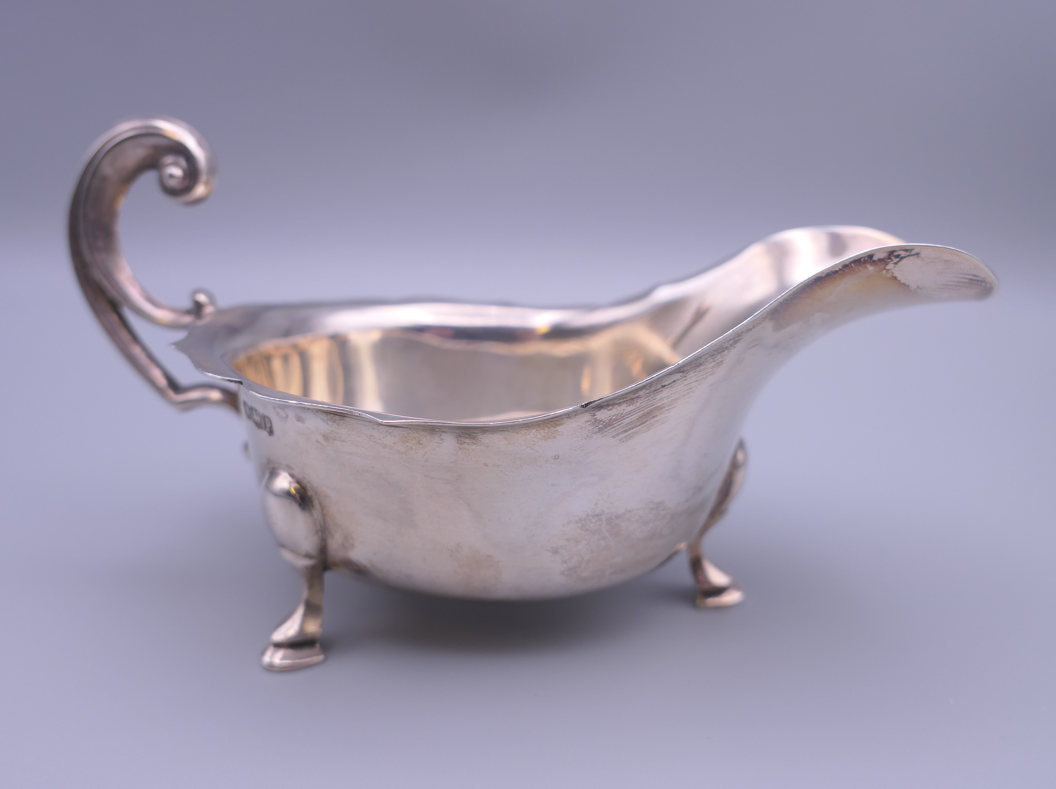 Two pairs of silver sauce boats and a cream jug. The largest sauce boat 15.5 cm wide. 13. - Image 4 of 13