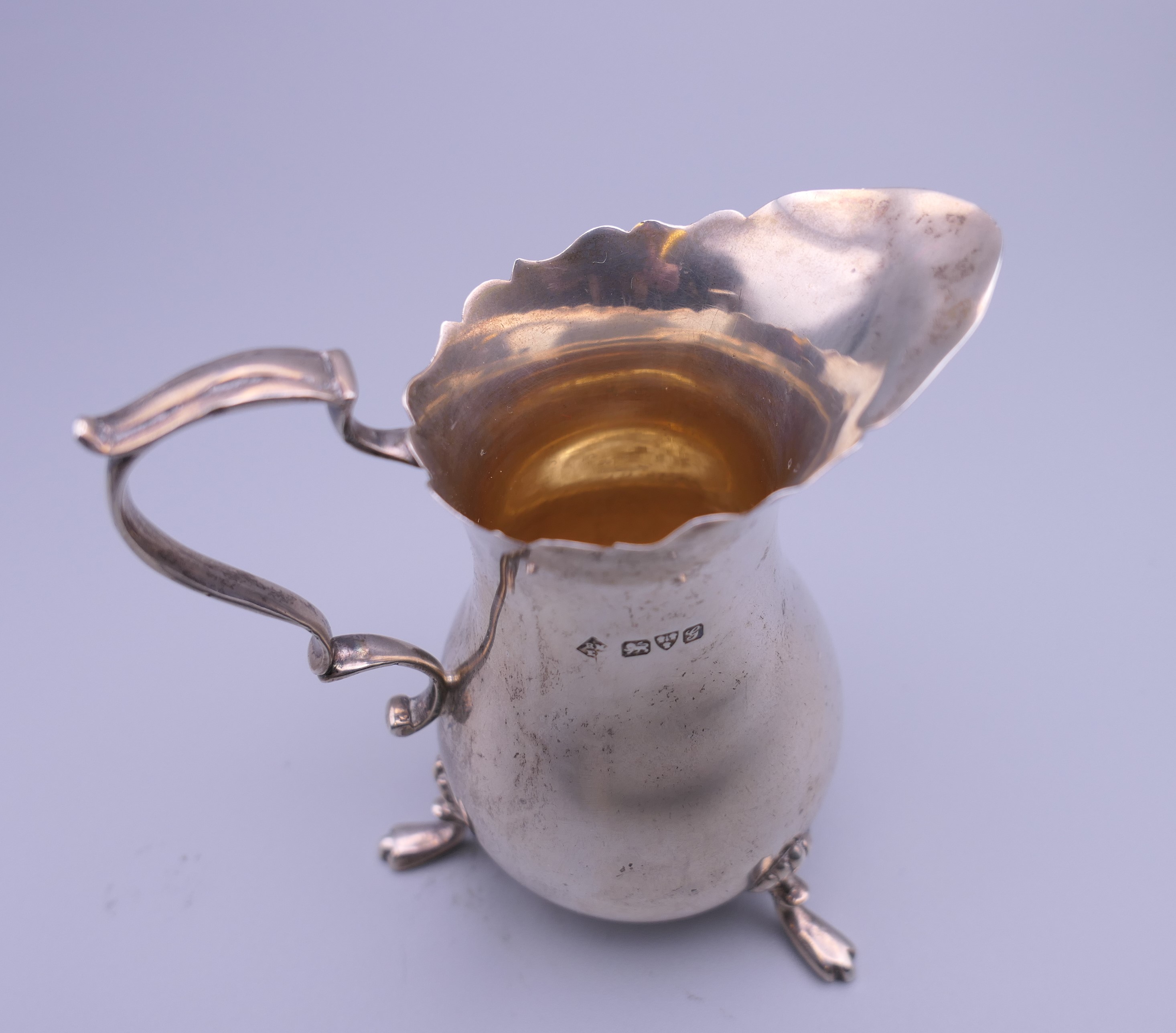 Two pairs of silver sauce boats and a cream jug. The largest sauce boat 15.5 cm wide. 13. - Image 11 of 13