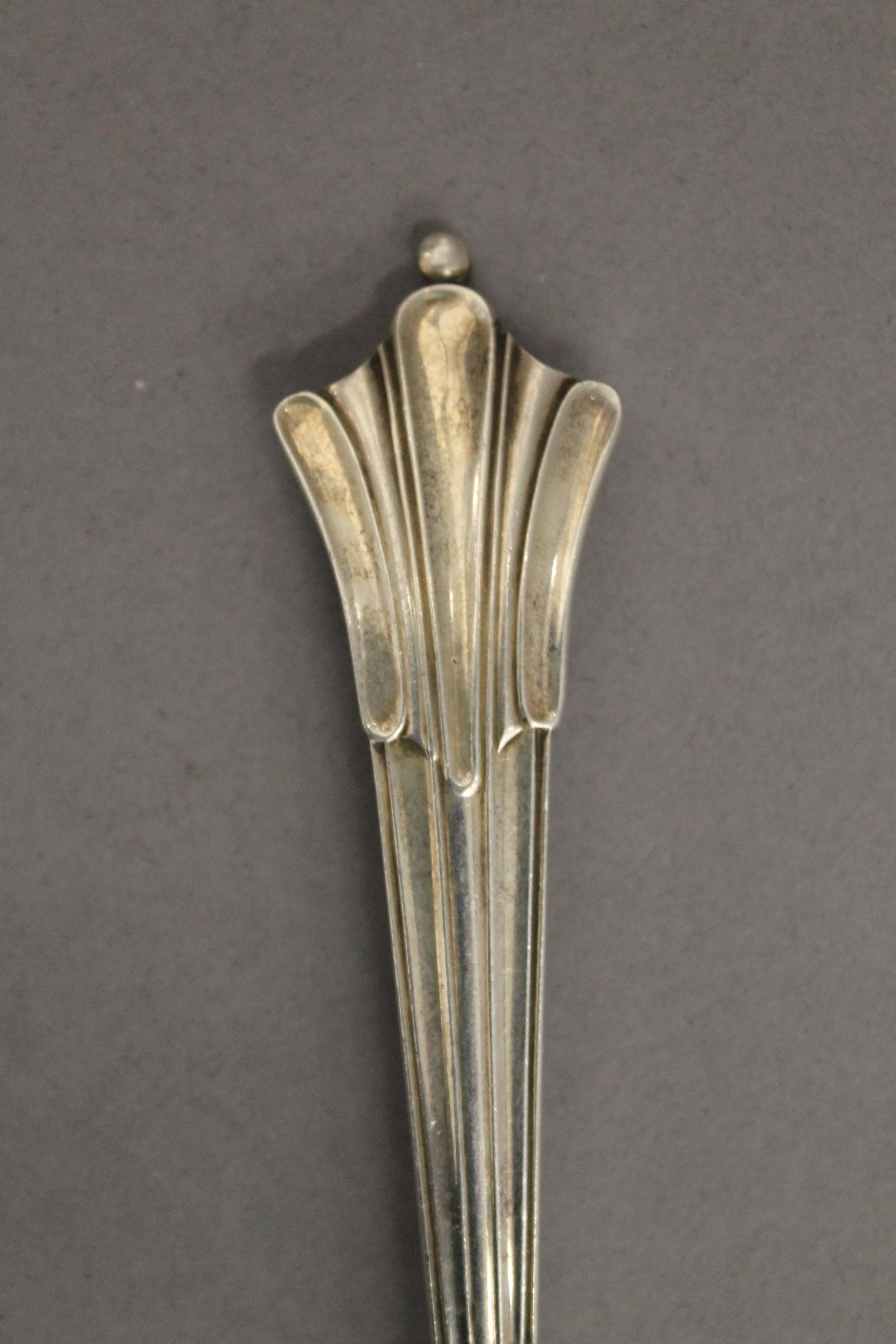 A Georgian silver slice and a silver scoop. The former 30 cm long. 8.3 troy ounces. - Image 6 of 7