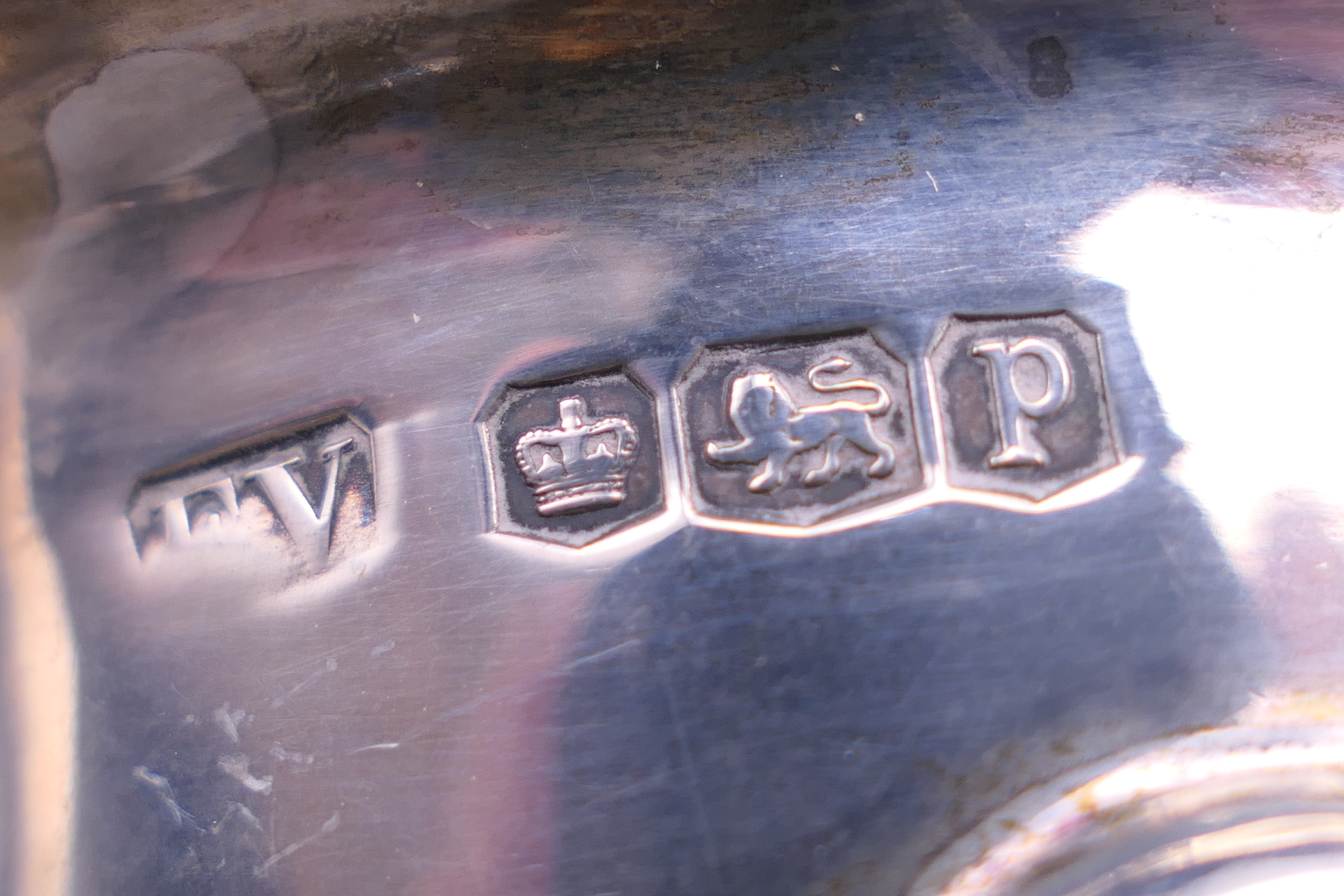 Two pairs of silver sauce boats and a cream jug. The largest sauce boat 15.5 cm wide. 13. - Image 5 of 13