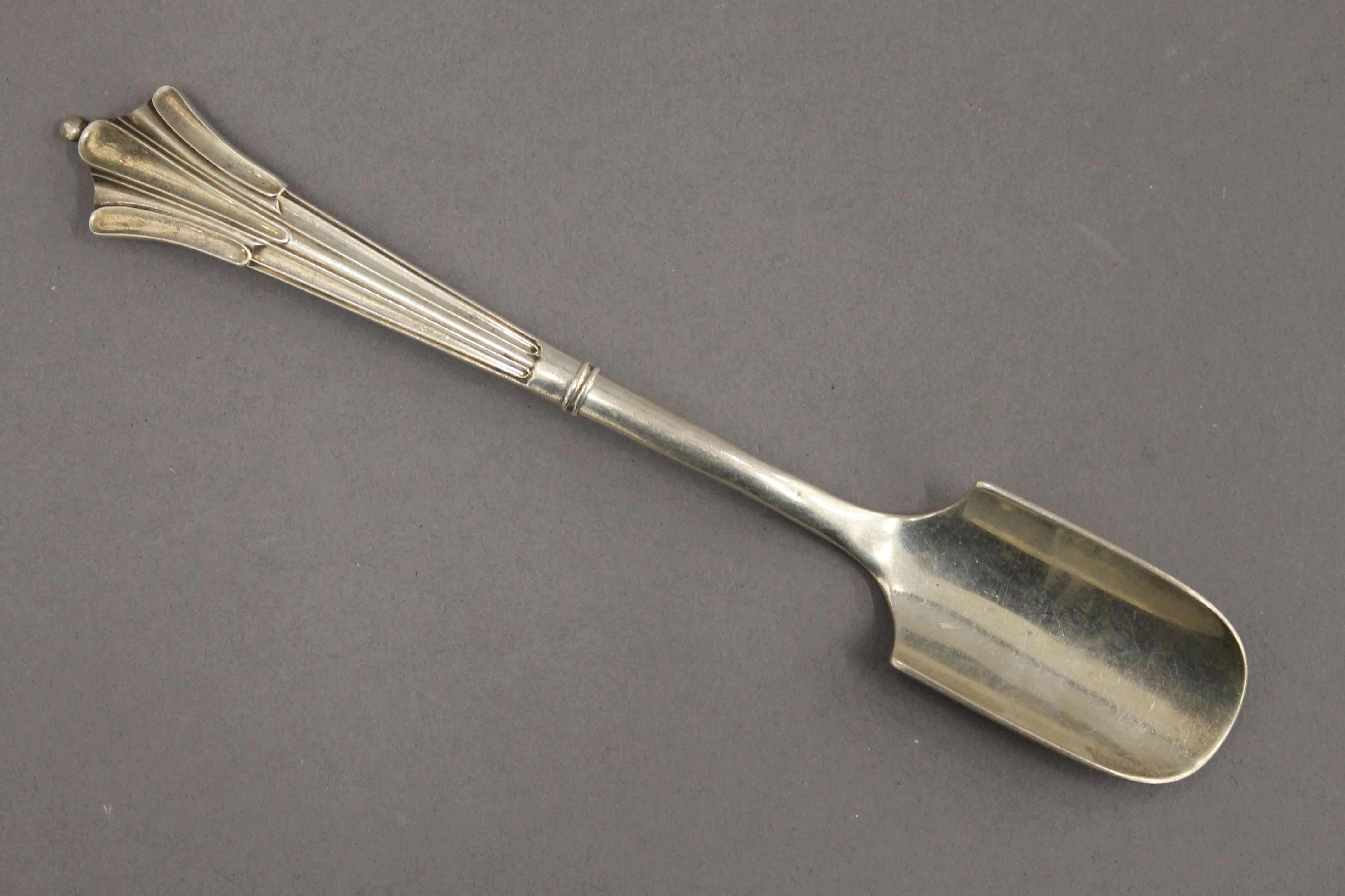 A Georgian silver slice and a silver scoop. The former 30 cm long. 8.3 troy ounces. - Image 5 of 7