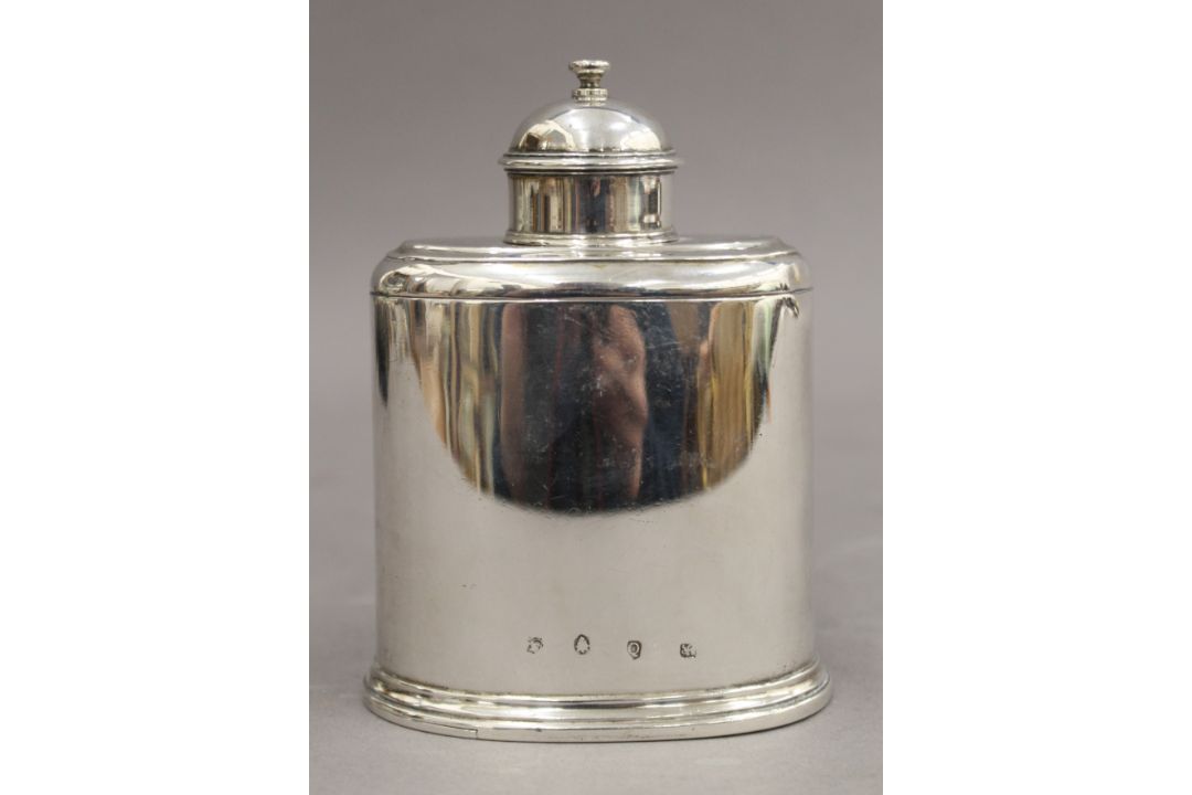 A silver tea canister. 12.5 cm high. 7.5 troy ounces. - Image 3 of 4