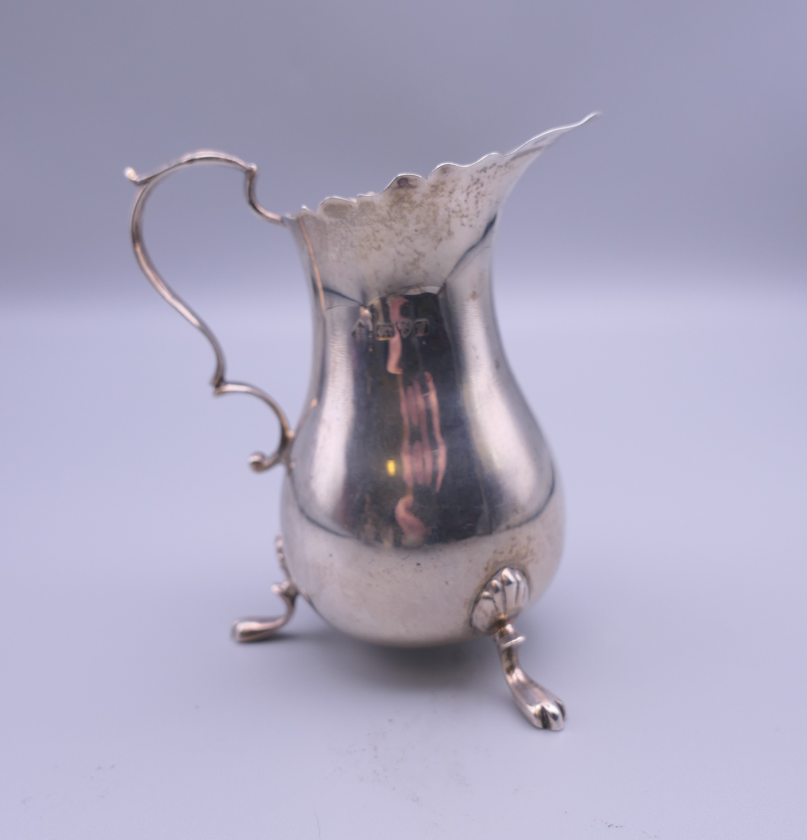 Two pairs of silver sauce boats and a cream jug. The largest sauce boat 15.5 cm wide. 13. - Image 10 of 13