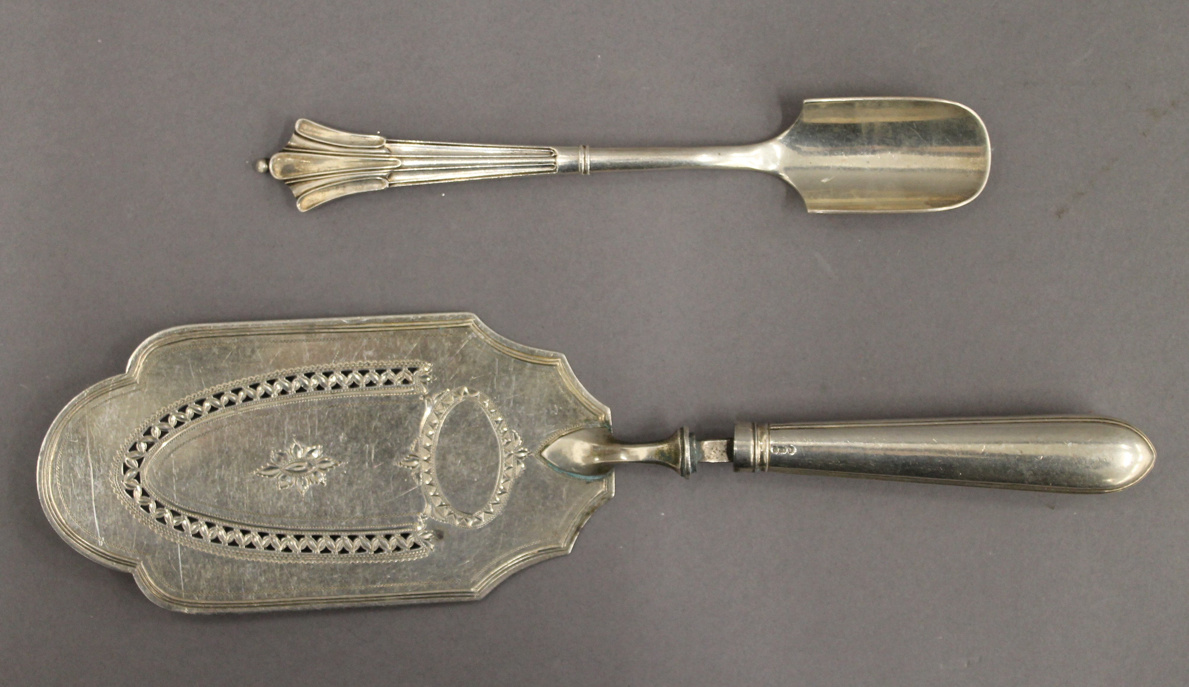 A Georgian silver slice and a silver scoop. The former 30 cm long. 8.3 troy ounces.