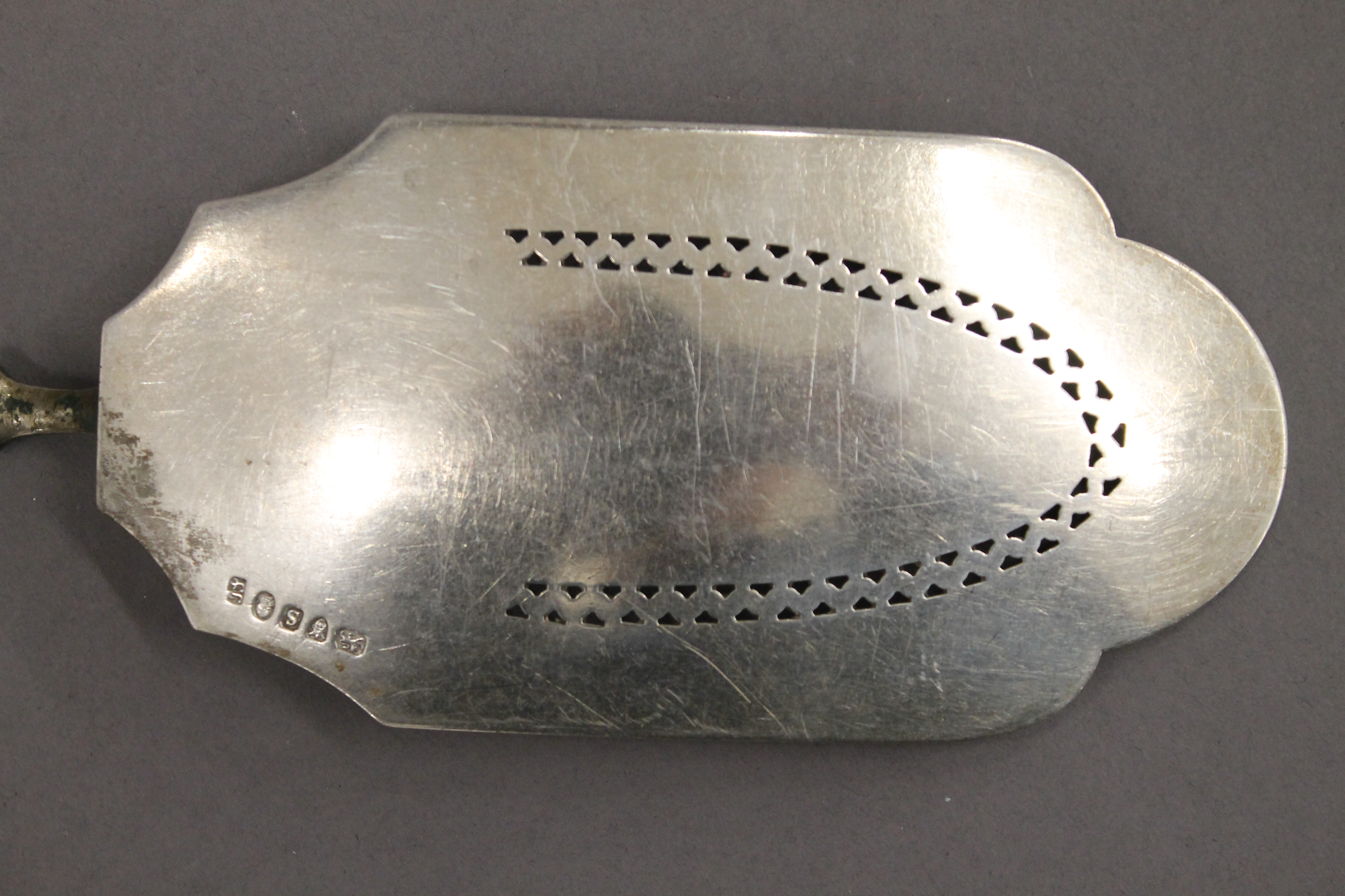 A Georgian silver slice and a silver scoop. The former 30 cm long. 8.3 troy ounces. - Image 4 of 7