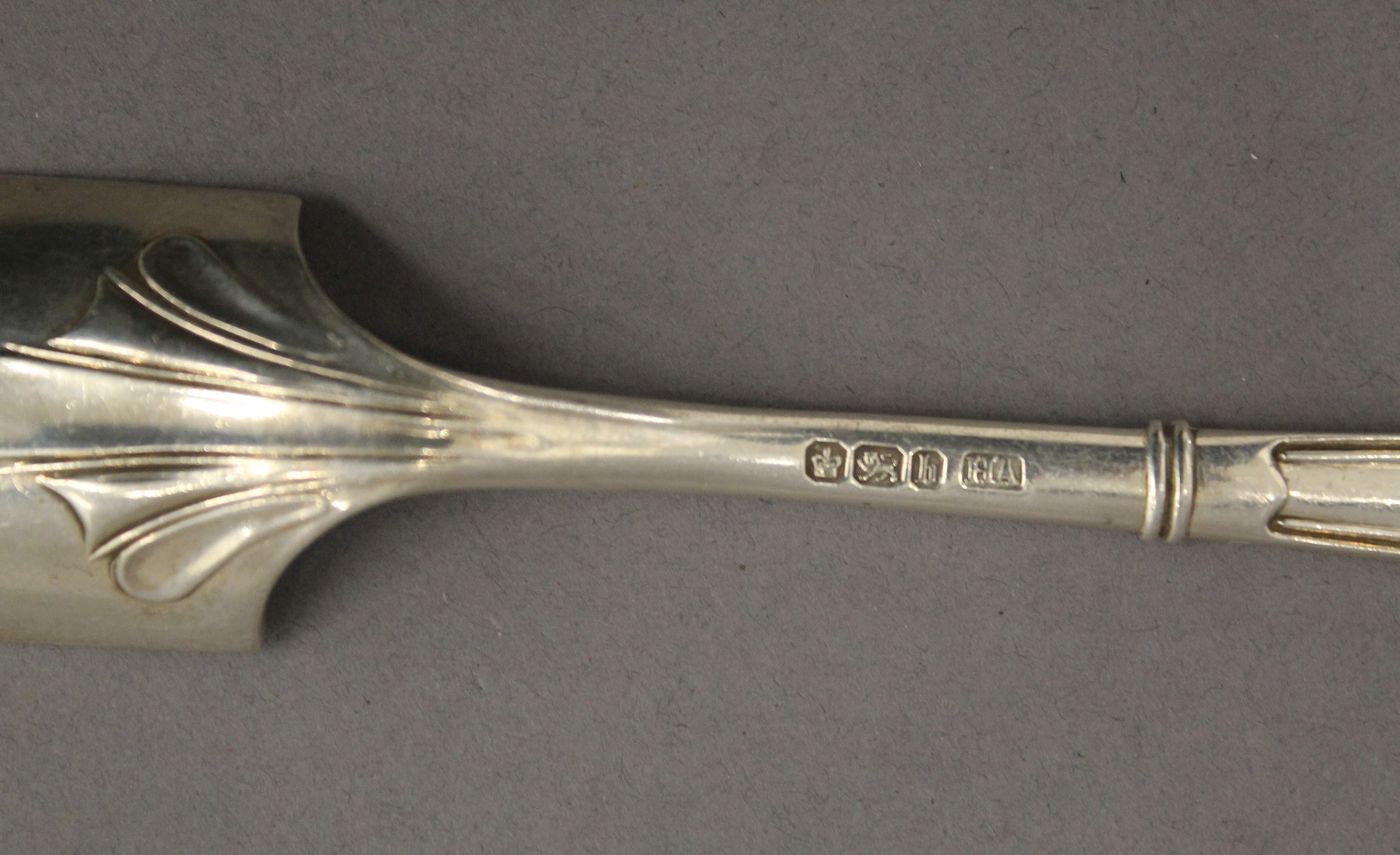 A Georgian silver slice and a silver scoop. The former 30 cm long. 8.3 troy ounces. - Image 7 of 7