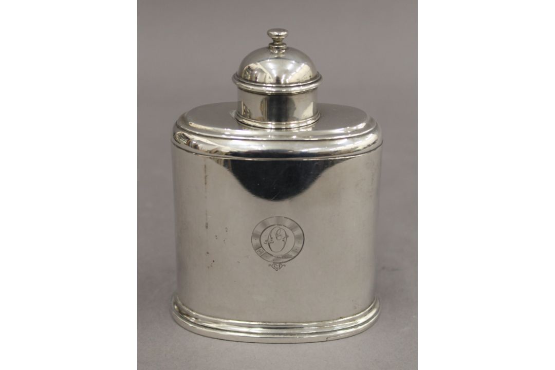 A silver tea canister. 12.5 cm high. 7.5 troy ounces. - Image 1 of 4