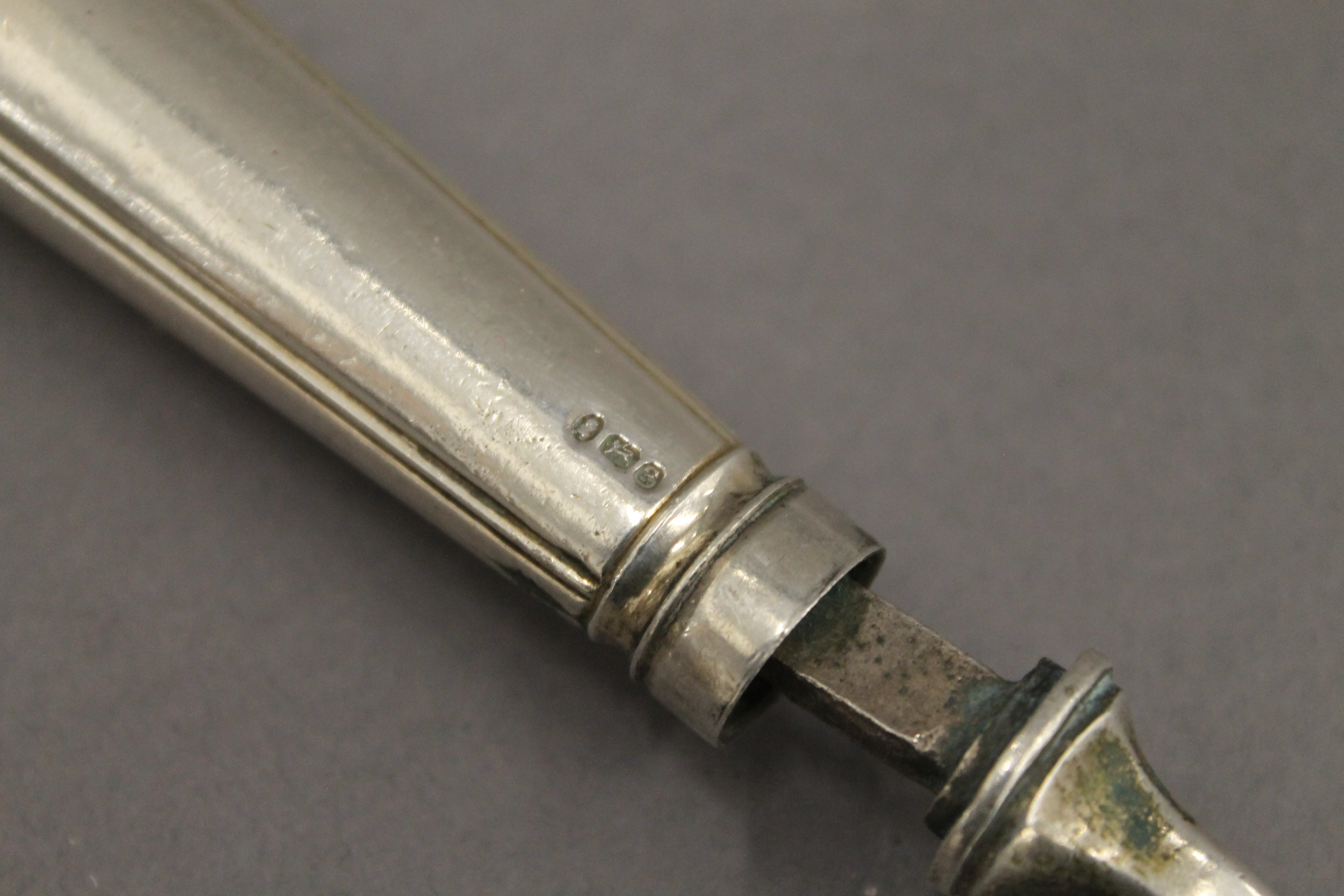 A Georgian silver slice and a silver scoop. The former 30 cm long. 8.3 troy ounces. - Image 3 of 7