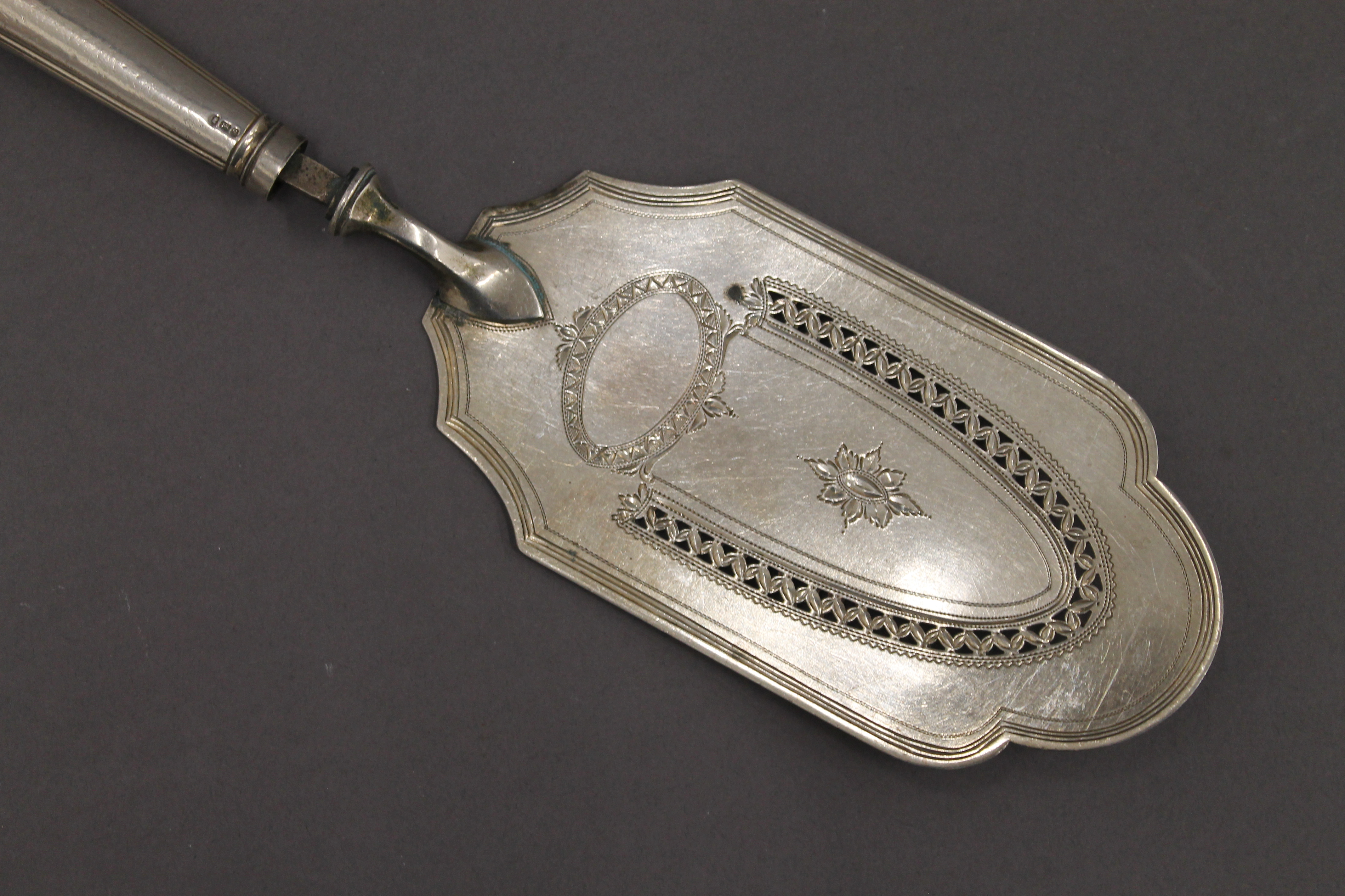 A Georgian silver slice and a silver scoop. The former 30 cm long. 8.3 troy ounces. - Image 2 of 7