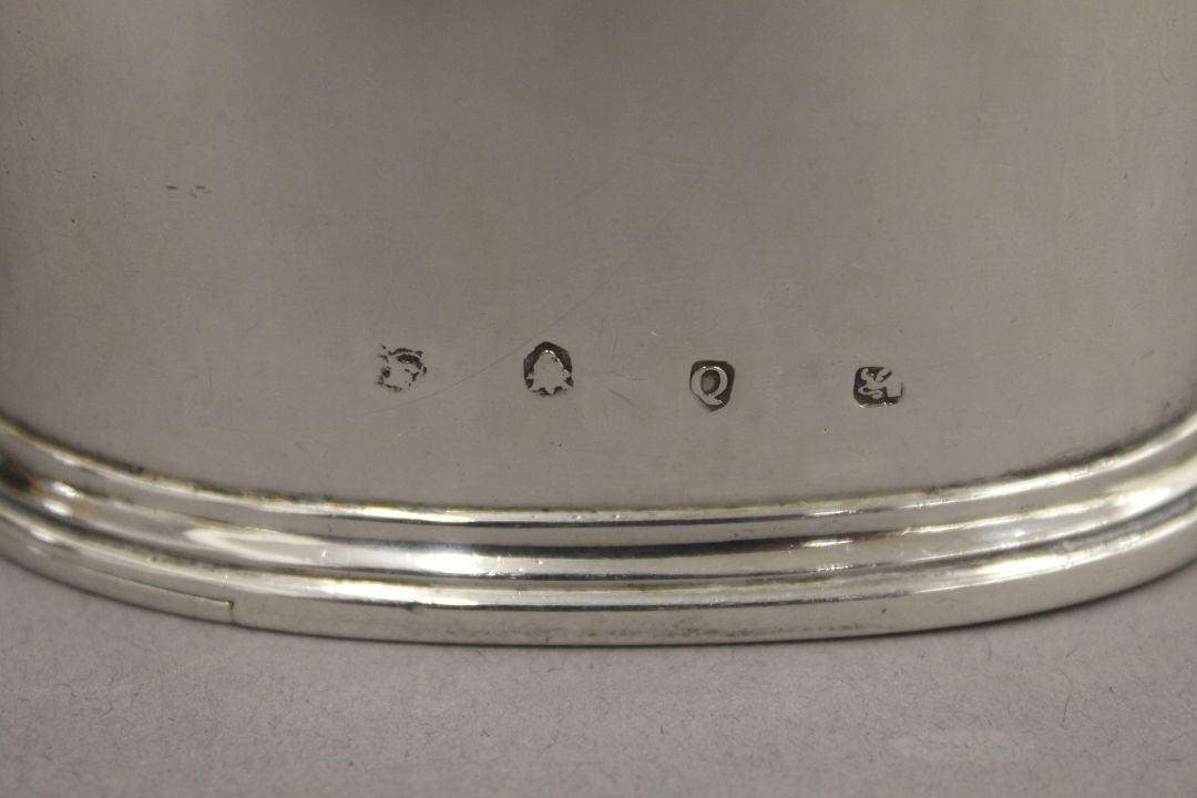 A silver tea canister. 12.5 cm high. 7.5 troy ounces. - Image 4 of 4