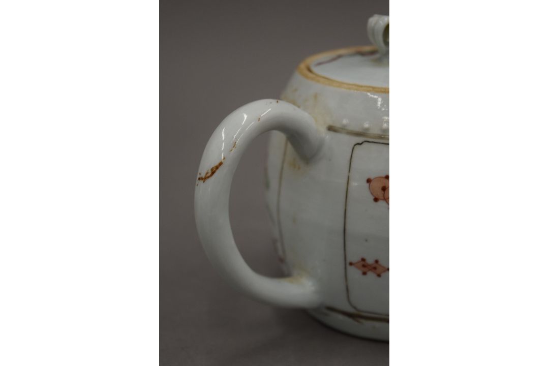An 18th century Chinese porcelain teapot. 16.5 cm long. - Image 5 of 19