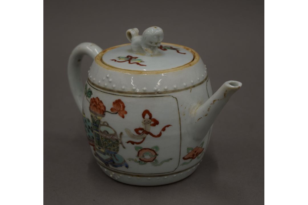An 18th century Chinese porcelain teapot. 16.5 cm long. - Image 1 of 19