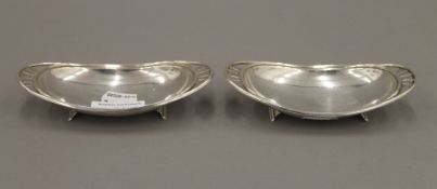 A pair of silver dishes. 13.5 cm wide. 4.5 troy ounces.
