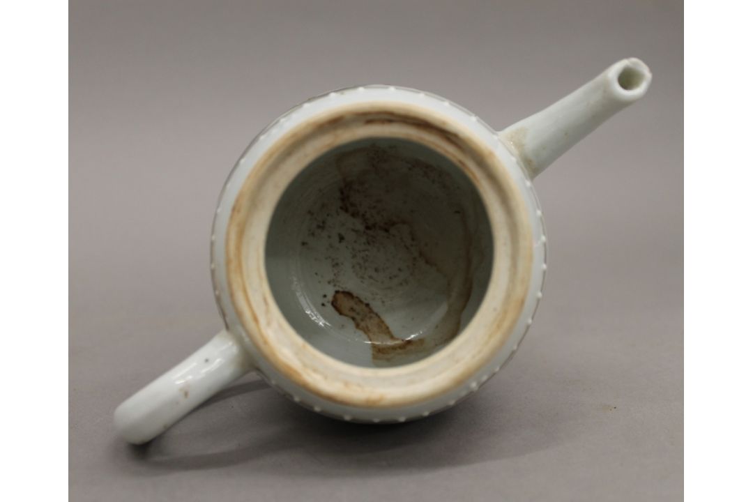 An 18th century Chinese porcelain teapot. 16.5 cm long. - Image 18 of 19