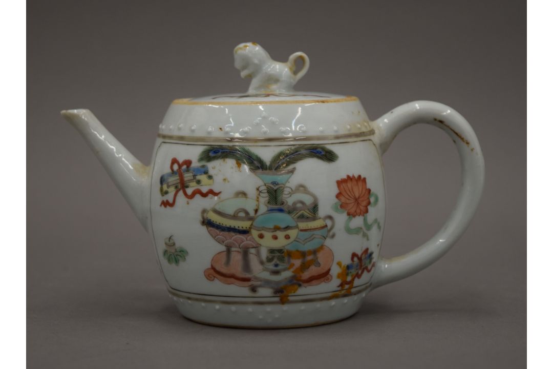 An 18th century Chinese porcelain teapot. 16.5 cm long. - Image 6 of 19