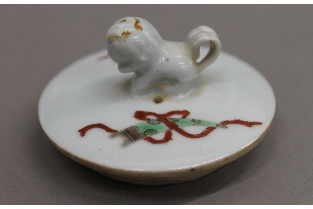An 18th century Chinese porcelain teapot. 16.5 cm long. - Image 8 of 19