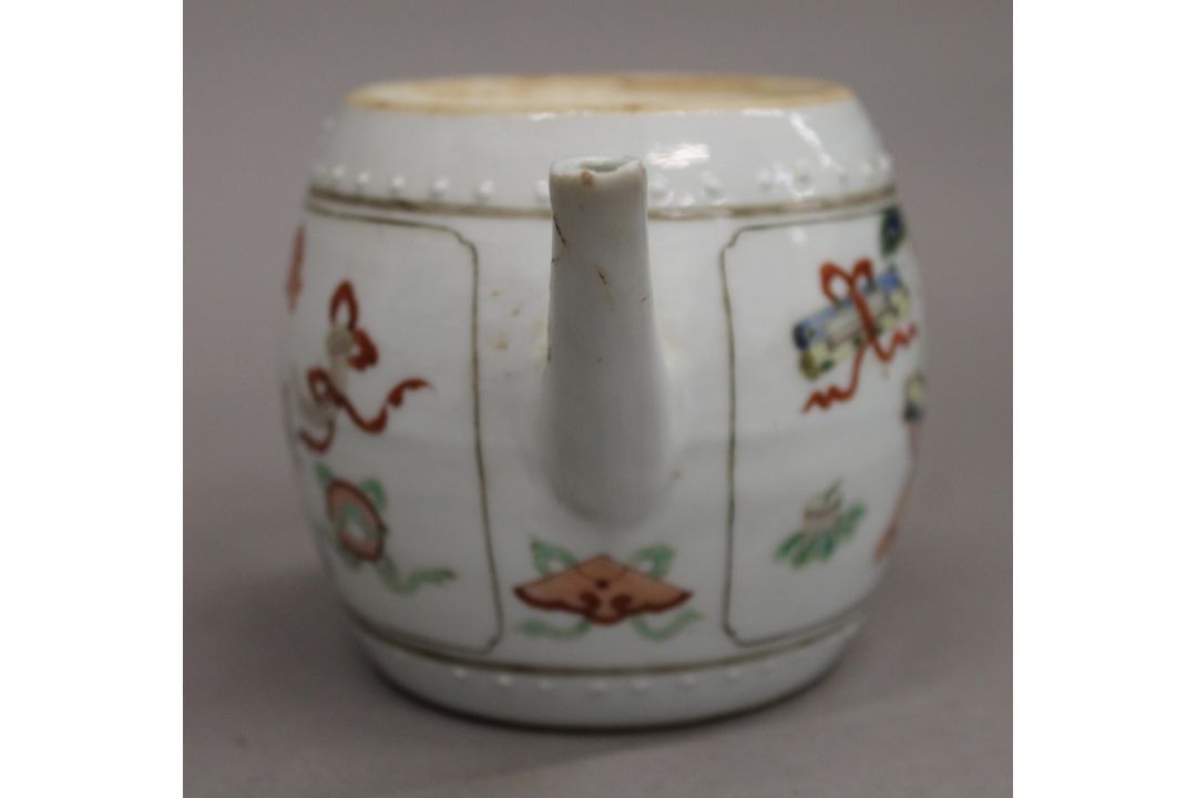 An 18th century Chinese porcelain teapot. 16.5 cm long. - Image 15 of 19