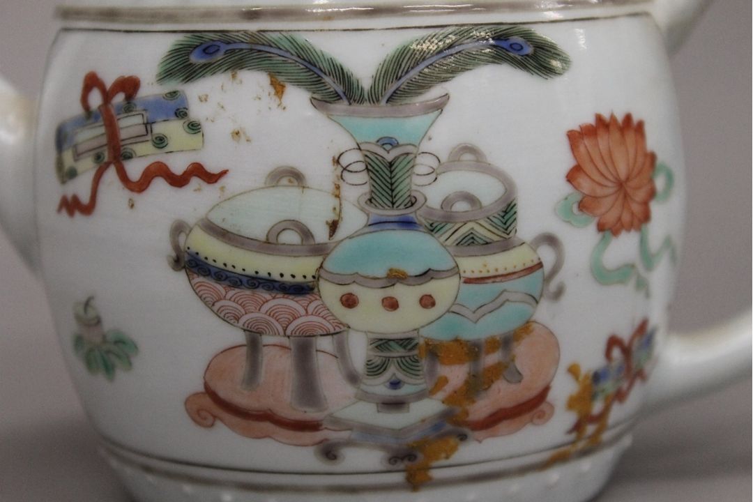 An 18th century Chinese porcelain teapot. 16.5 cm long. - Image 12 of 19