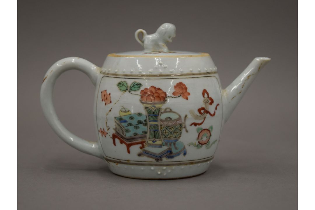 An 18th century Chinese porcelain teapot. 16.5 cm long. - Image 2 of 19