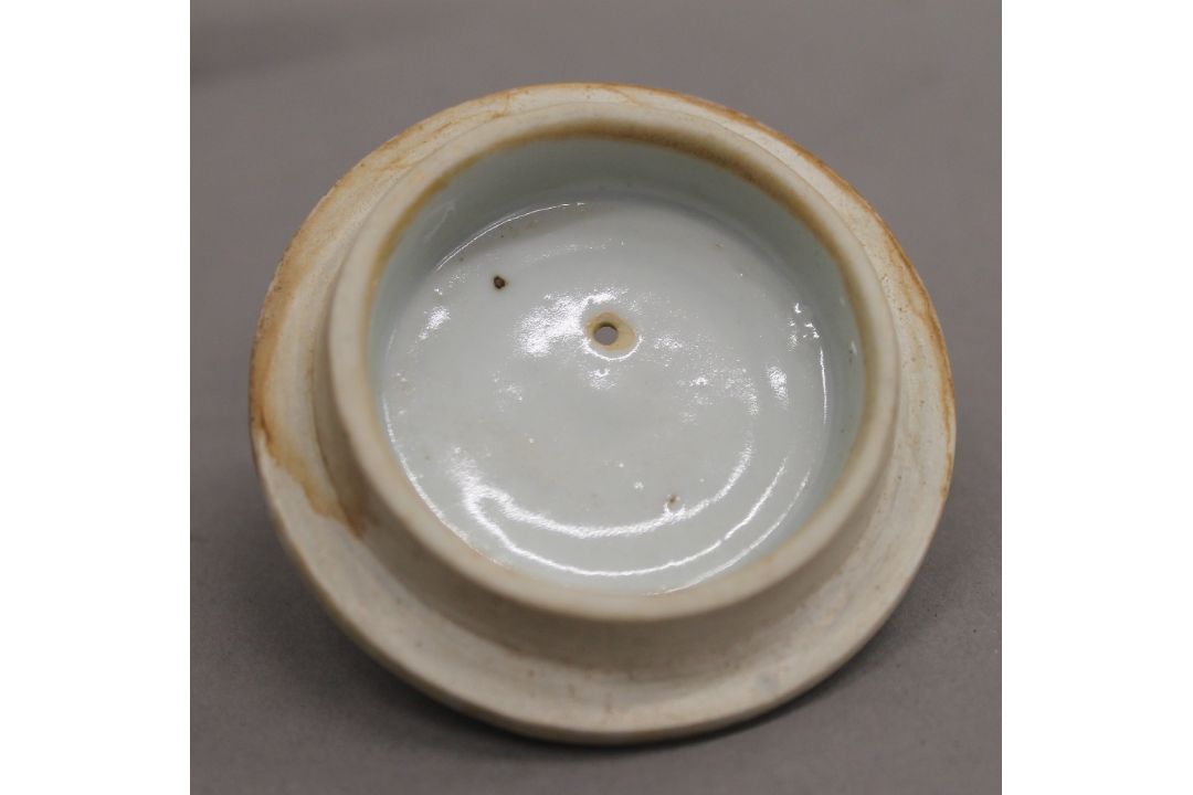 An 18th century Chinese porcelain teapot. 16.5 cm long. - Image 9 of 19