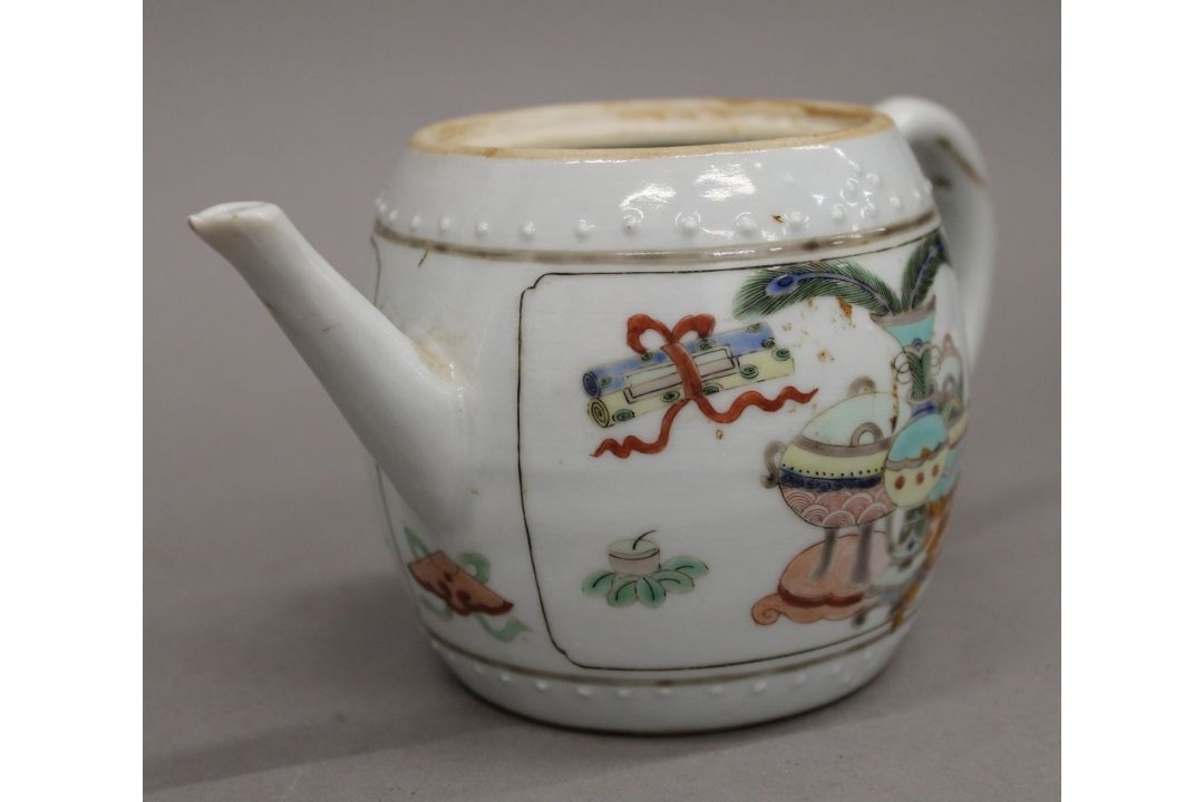 An 18th century Chinese porcelain teapot. 16.5 cm long. - Image 16 of 19