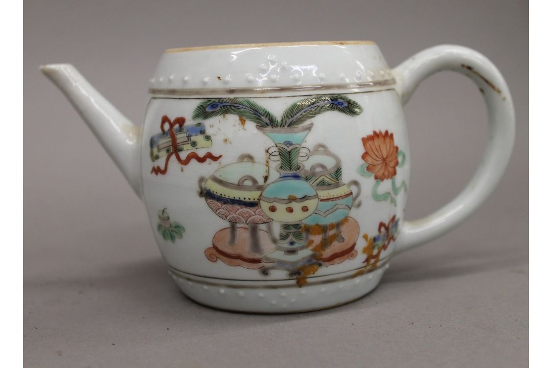 An 18th century Chinese porcelain teapot. 16.5 cm long. - Image 11 of 19