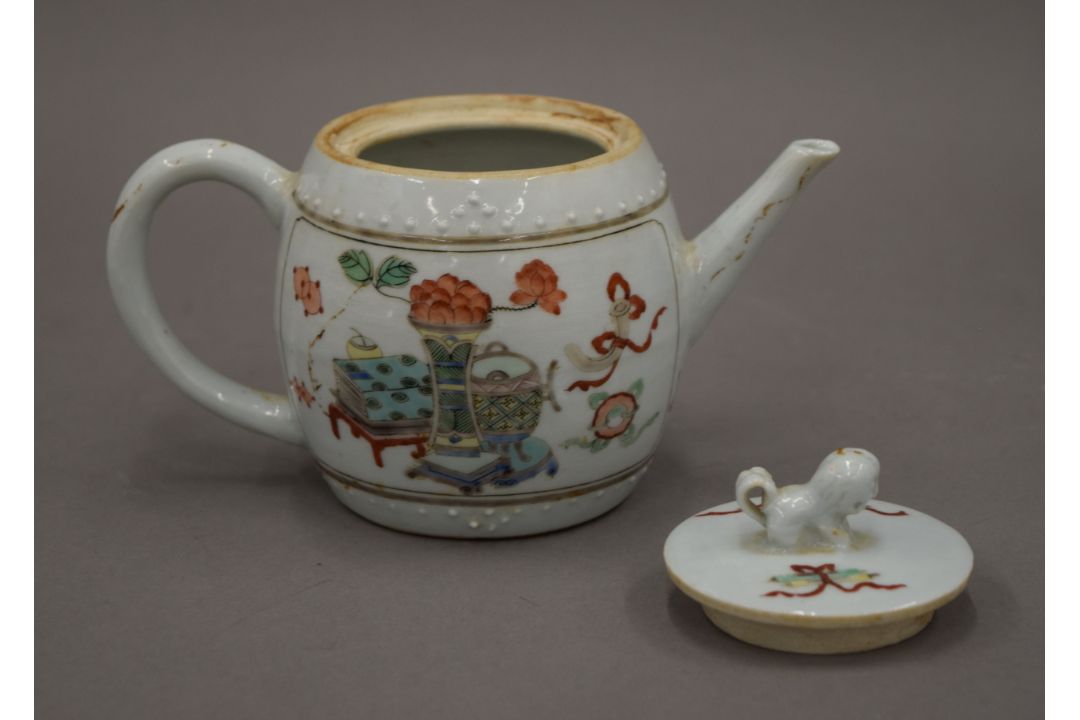 An 18th century Chinese porcelain teapot. 16.5 cm long. - Image 3 of 19