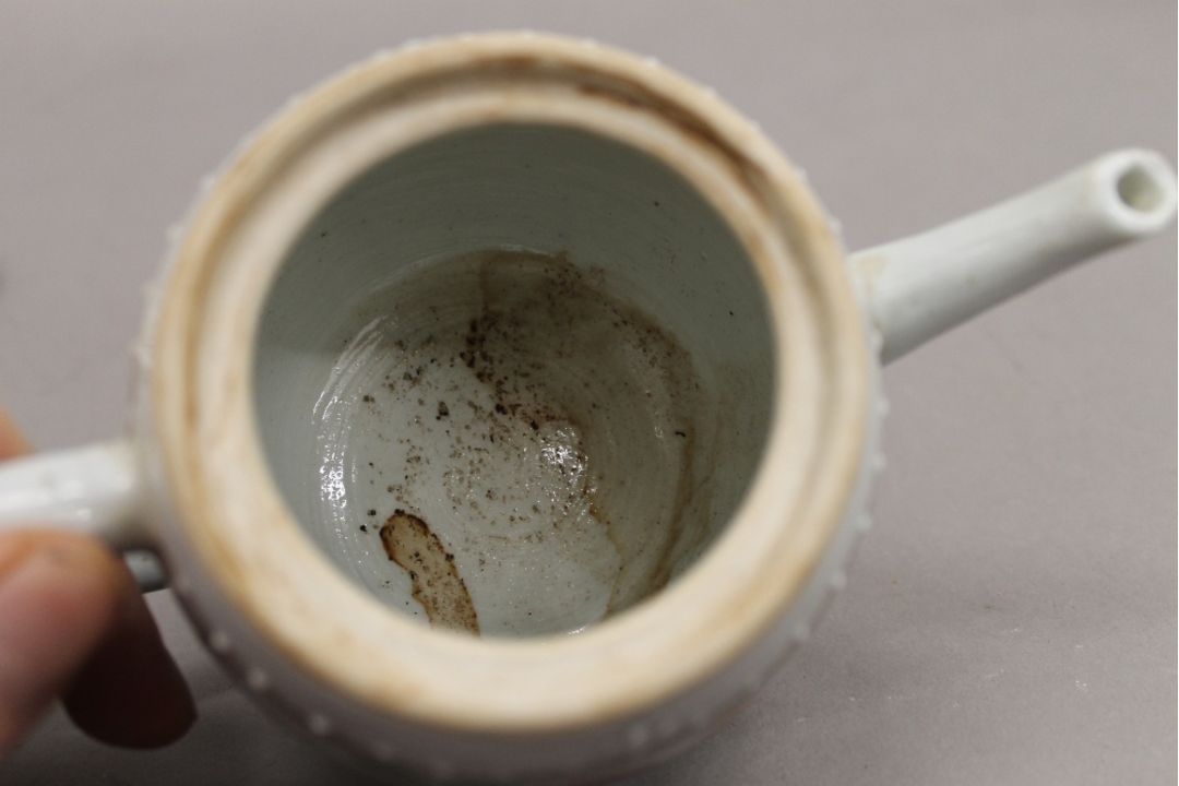 An 18th century Chinese porcelain teapot. 16.5 cm long. - Image 19 of 19