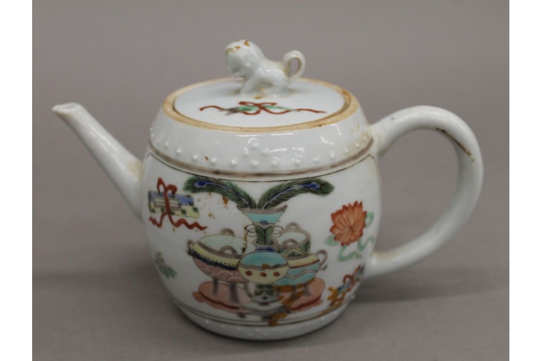 An 18th century Chinese porcelain teapot. 16.5 cm long. - Image 7 of 19