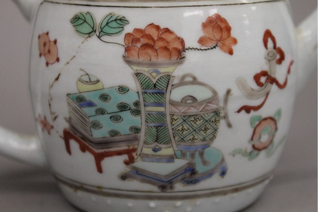 An 18th century Chinese porcelain teapot. 16.5 cm long. - Image 14 of 19