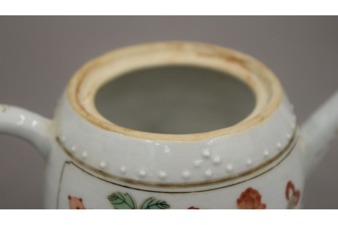 An 18th century Chinese porcelain teapot. 16.5 cm long. - Image 4 of 19