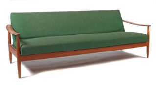 Daybed 1960er Jahre, wohl Dänemark, das Gestell aus organisch gerundetem Teakholz, klappbare