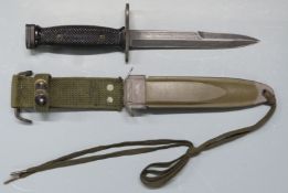 American M8 A1 bayonet with 17cm blade, scabbard and frog. PLEASE NOTE ALL BLADED ITEMS ARE