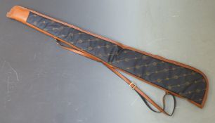 Vintage Beretta gun slip with padded and lined interior and shoulder strap.