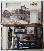 Bachmann 00 gauge model railway train set with GWR 4-6-0 locomotive Kenilworth Castle 4097 and