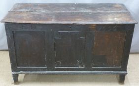 17thC carved elm trunk, W127 x D58 x H75cm