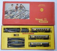 Tri-ang 00 gauge model railway passenger train set, RS.3, in original box.