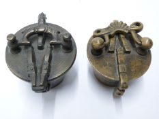 Continental 8oz downwards run of nesting cup weights, the largest having lid and carrying handle,